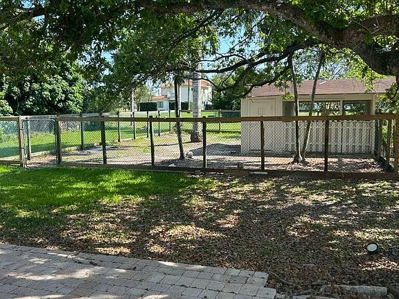 3rd image of 16730 Griffin Rd