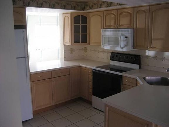 3rd image of 33 Toledo Ct