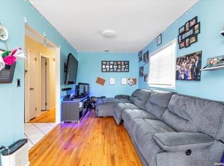 39 Riviera Pkwy, Lindenhurst, NY 11757