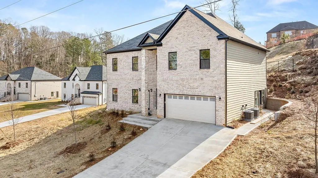 7 bed, 5.0 bath, 3400 sqft, $3,200 — Photo 3