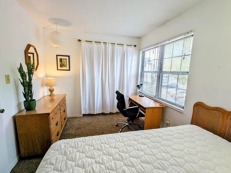 544 E Graham Pl — Photo 2