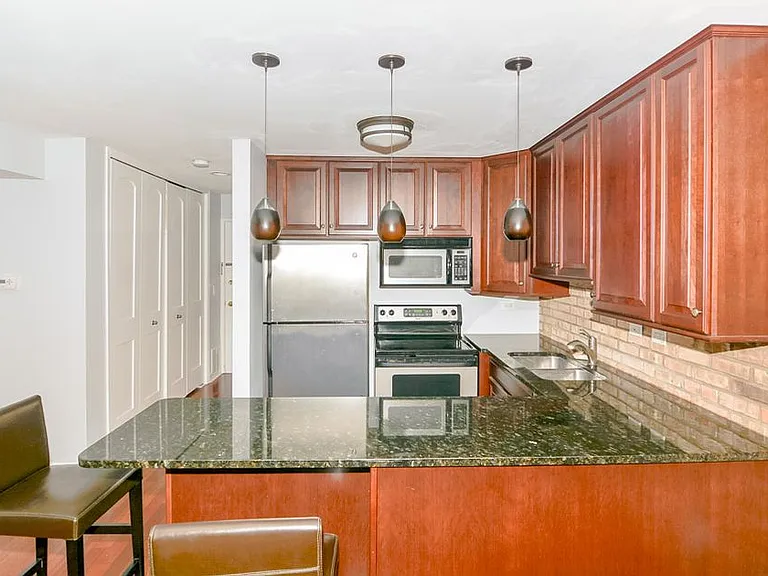 2828 N Burling St #304 — Photo 6