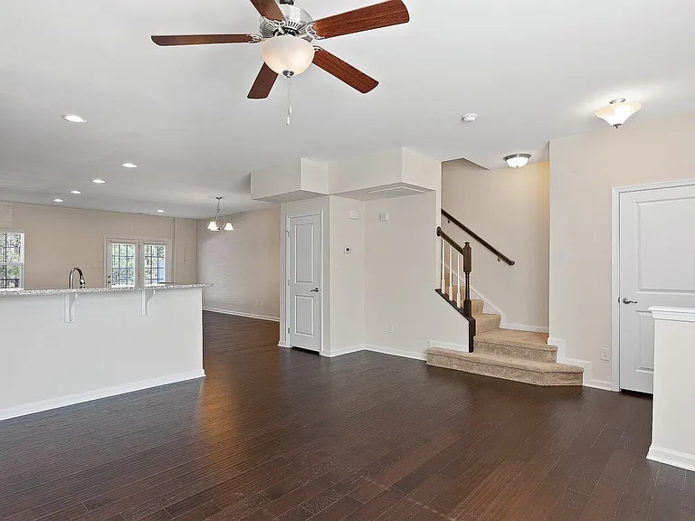 8076 Creekside Village Dr — Photo 15