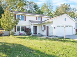 2801 Vistaview Dr NW, Grand Rapids, MI 49544