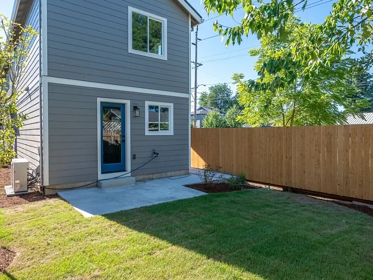 8838 N Drummond Ave — Photo 24