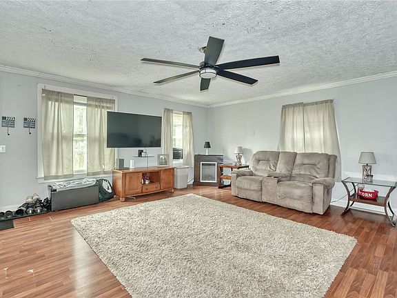 5th image of 233 Fair St