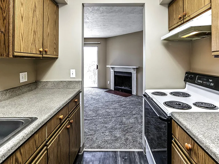 Fox Valley Apartments — Photo 10