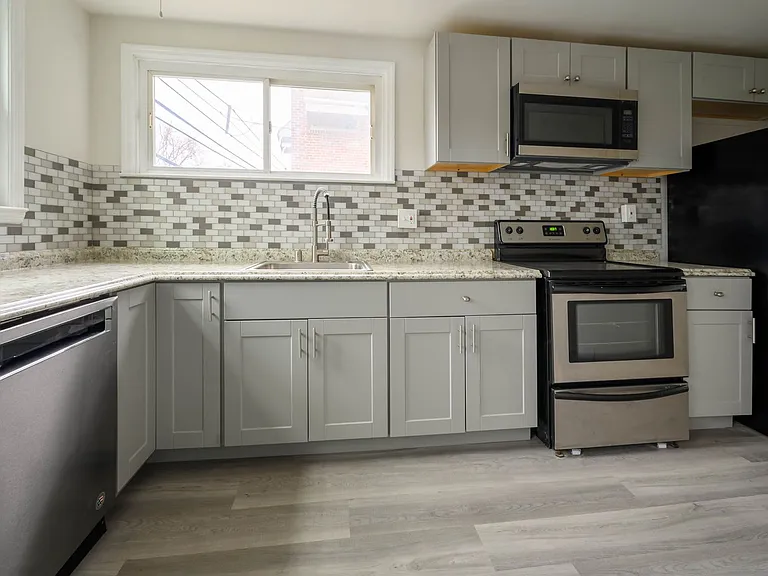 1019 Taylor Dr — Photo 4