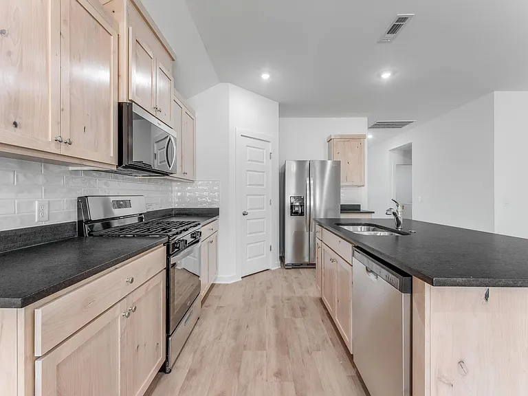 114 S Maroon Ave — Photo 9