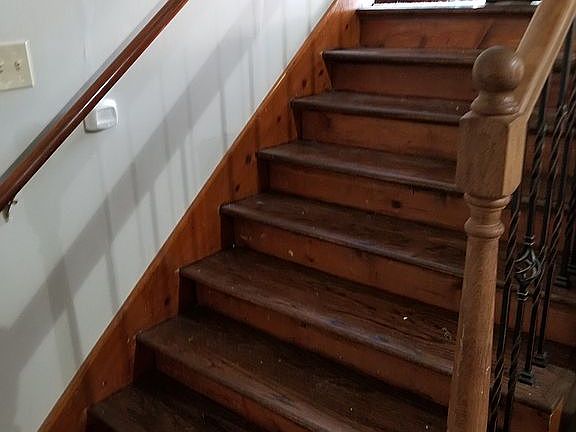 stairs to lower level