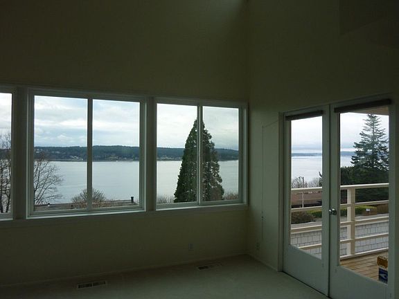 5th image of 3513 Soundview Dr W