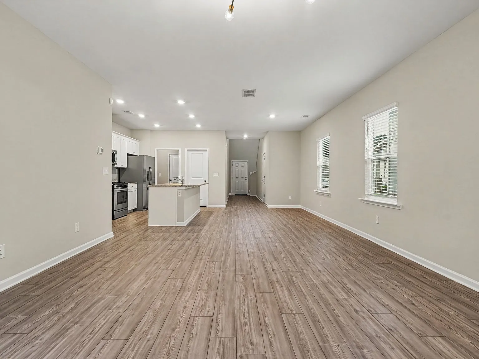 5 bed, 2.5 bath, 2338 sqft, $2,380 — Photo 3