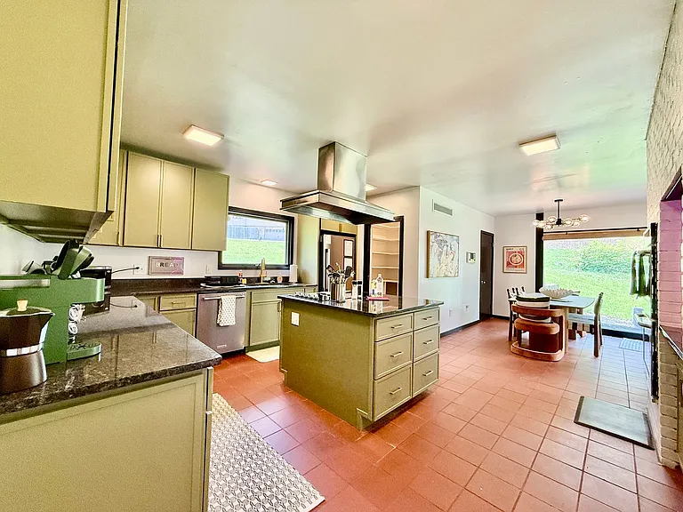 527 Valewood Ln — Photo 17