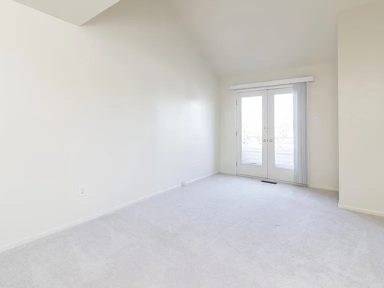 1004 Barbaras Ct — Photo 17