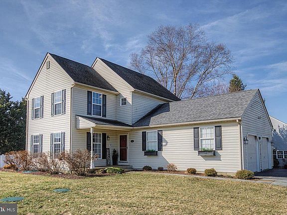 4th image of 102 Newbury Ct