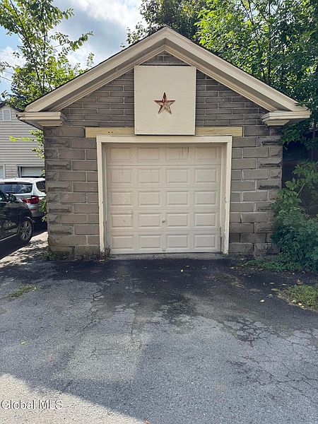 4th image of 16 Grove Avenue