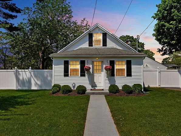 1240 Grundy Ave, Holbrook, NY 11741