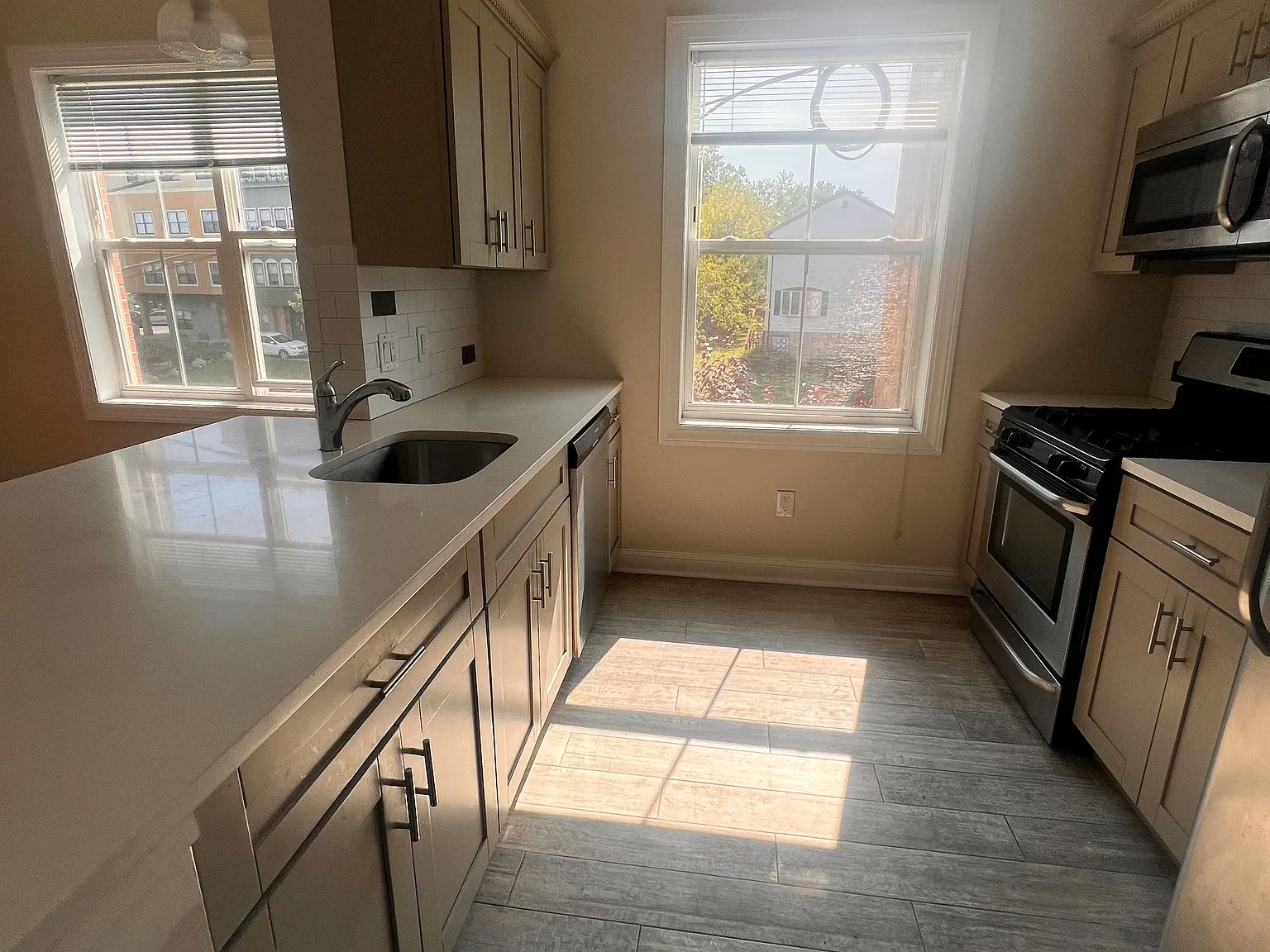 2 bed, 900 sqft, $2,350 — Photo 1