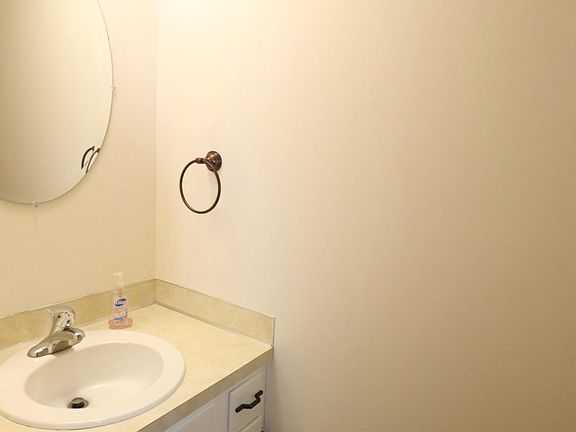 Main floor 1/2 bath
