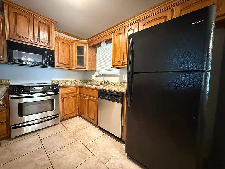 9115 Oak Grove Ln — Photo 5
