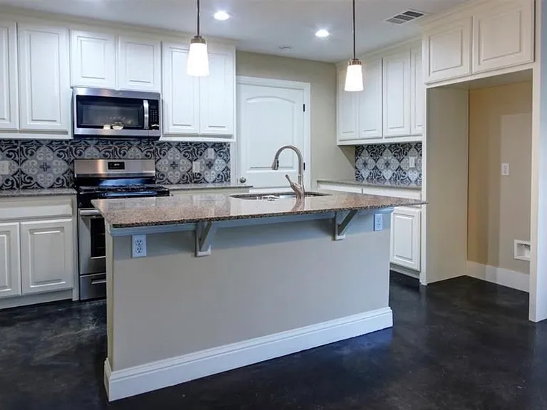 212 E Walker St — Photo 2