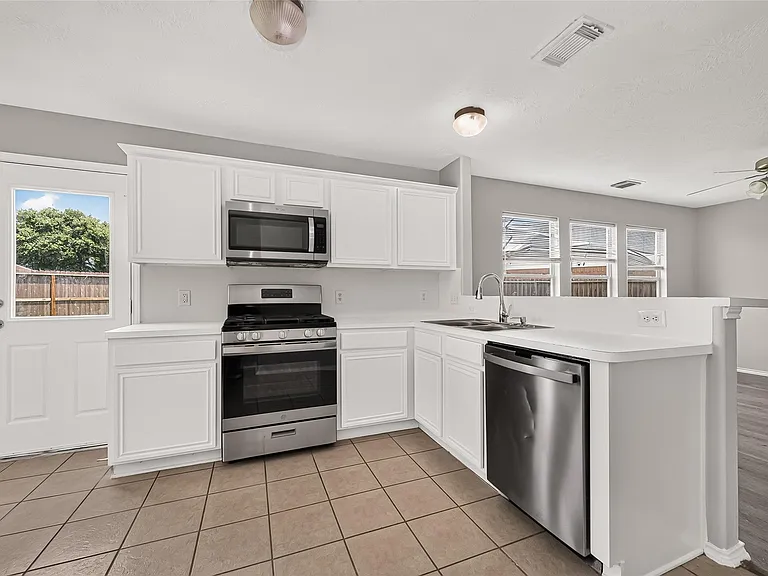 19451 Nasworthy Dr — Photo 22
