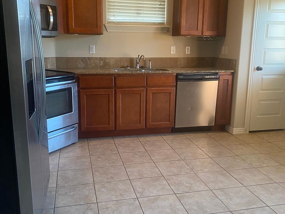 1st image of 802 Oakwood Ln
