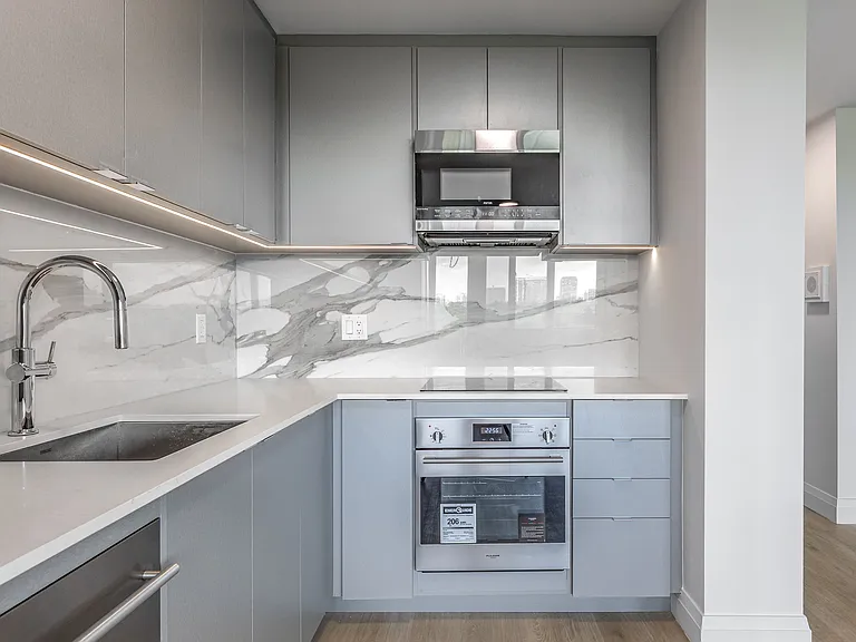 30 Hillsboro Ave — Photo 7