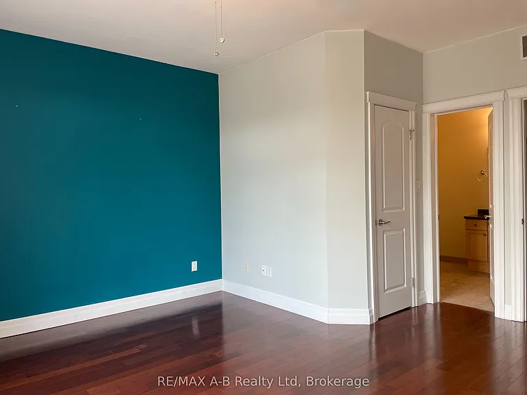 555 King St E #204 — Photo 19