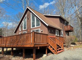 12 Mountain Glen Dr, Gouldsboro, PA 18424