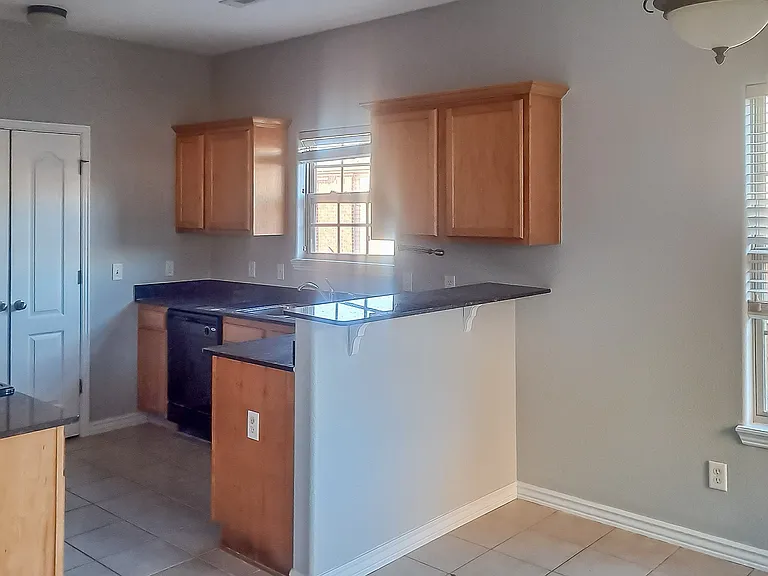 605 SW Loudon Dr #1 — Photo 3