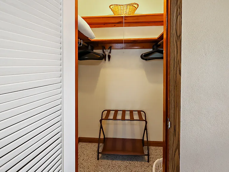 300 Tulip Ln — Photo 17