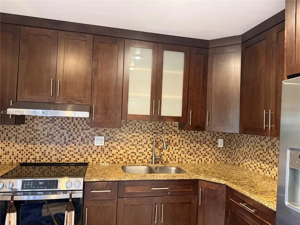 421 Swallow Dr APT 12, Miami Springs, FL 33166