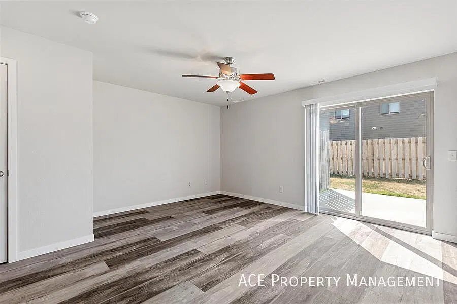 3 bed, 2.5 bath, 1588 sqft, $1,695 — Photo 4