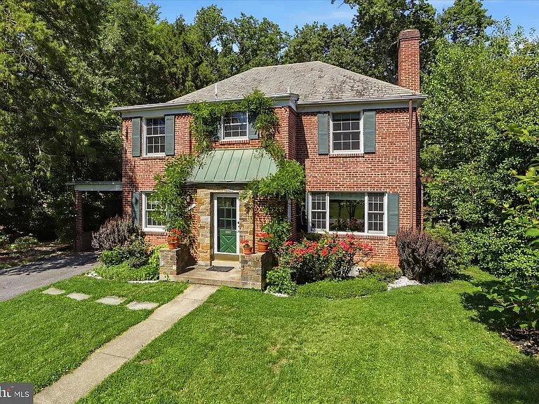 3221 Coquelin Ter — Photo 3