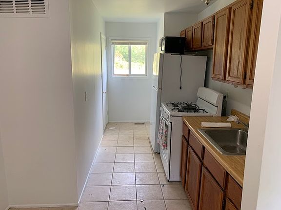 2nd image of 46411 Jefferson Ave