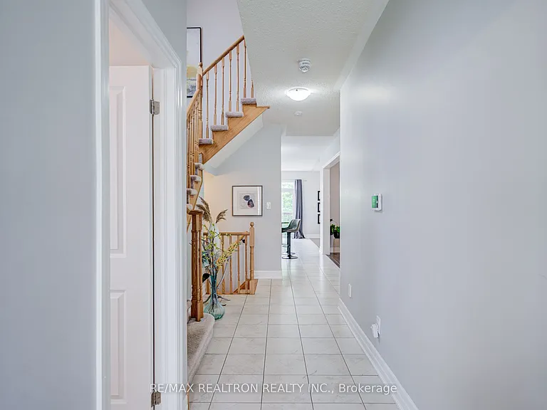 48 Robert Wilson Cres — Photo 5
