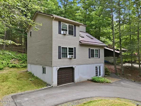 111 Grasshopper Ln, Greentown, PA 18426