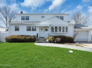 29 Kathleen Dr E, Syosset, NY 11791