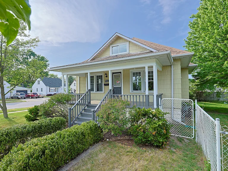 452 Nelson St — Photo 4