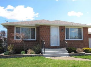 21 Cresthaven Dr, West Seneca, NY 14224