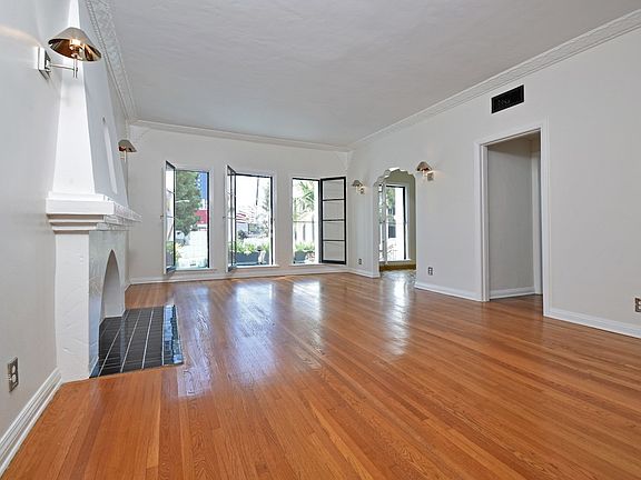 4th image of 724 S Genesee Ave APT 5