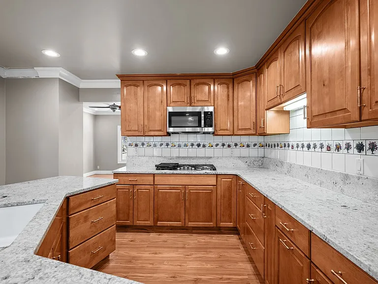 1028 W Chelan Ave — Photo 12