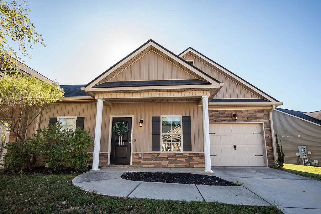 3 bed, 1408 sqft, $1,650 — Photo 1