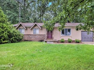 5482 Meadowcrest Dr, Flint, MI 48532