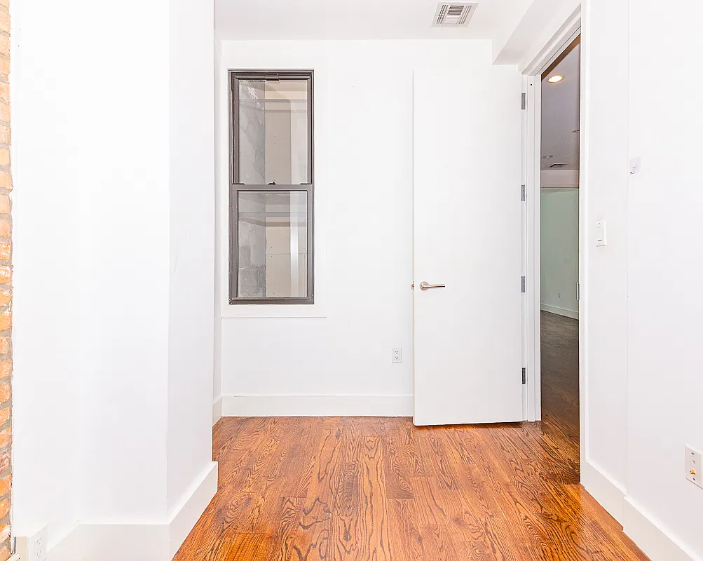 1072 Bergen Street — Photo 3