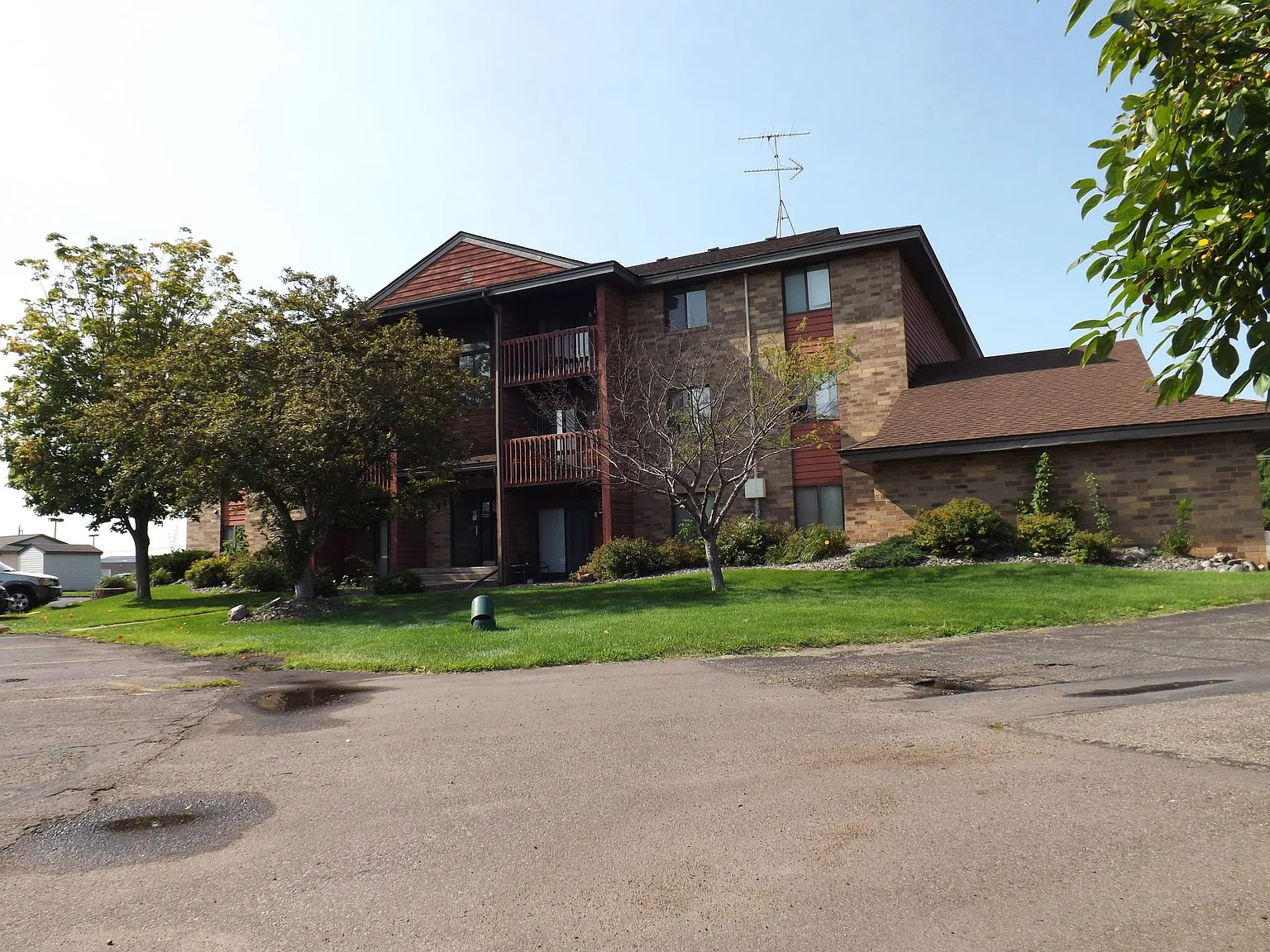 Ambercrest Apartments, Fox Run Apartments — Photo 4