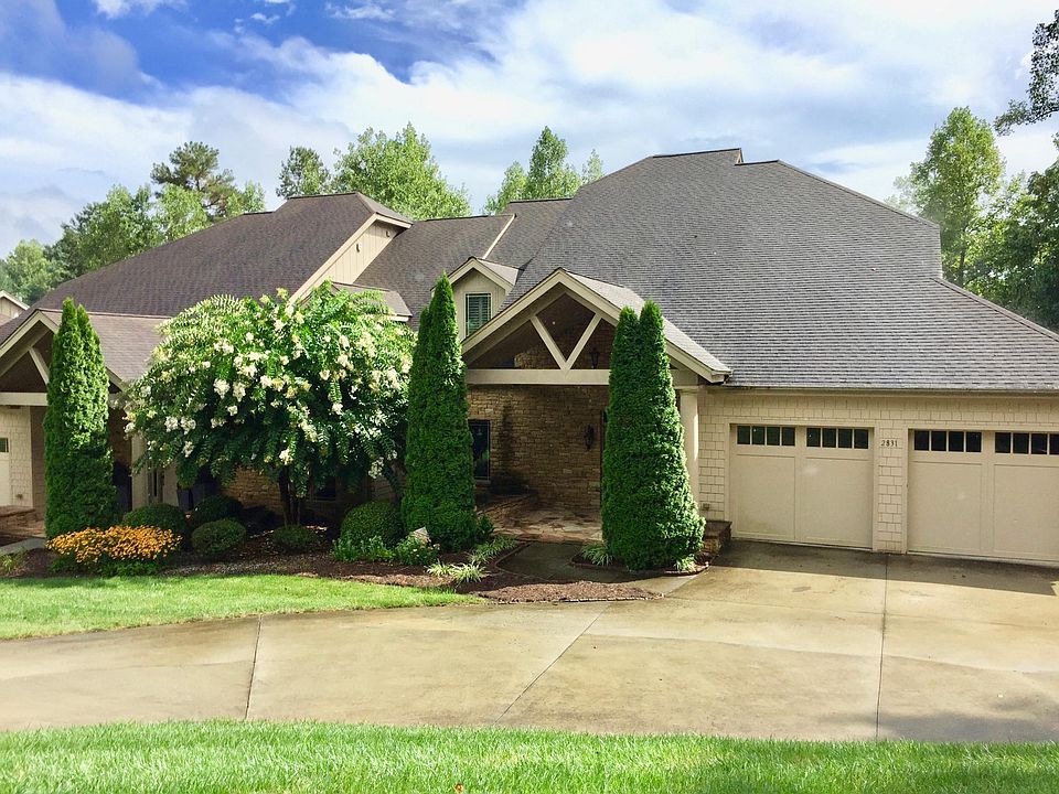 Front view of 2831 Player Circle NE.