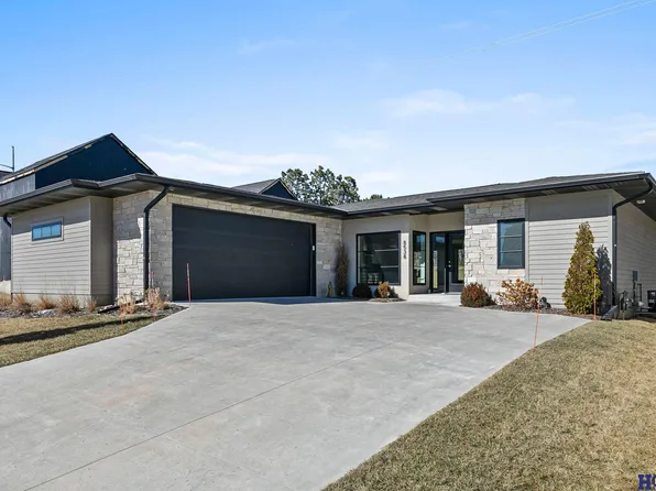 8538 Birkett Dr, Lincoln, NE 68526