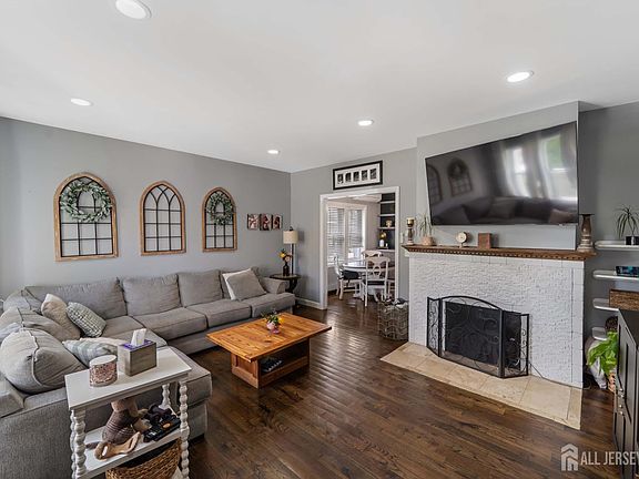 5th image of 555 E Maple Ave